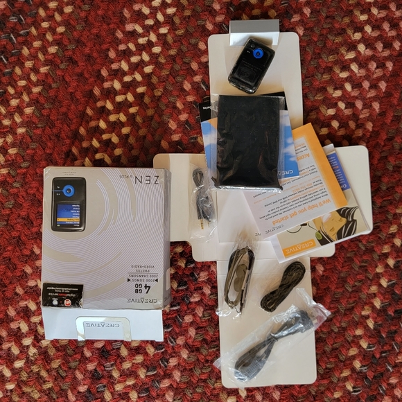 CREATIVE LABS ♡ NEW in Box ZEN V PLUS 4GB Portable MP3 Media Player (Black/Blue) - Picture 8 of 8